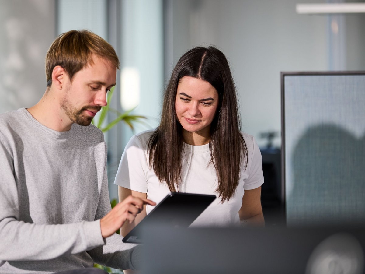 Ein lise-Entwickler zeigt einer anderen ein neues Projekt auf dem iPad
