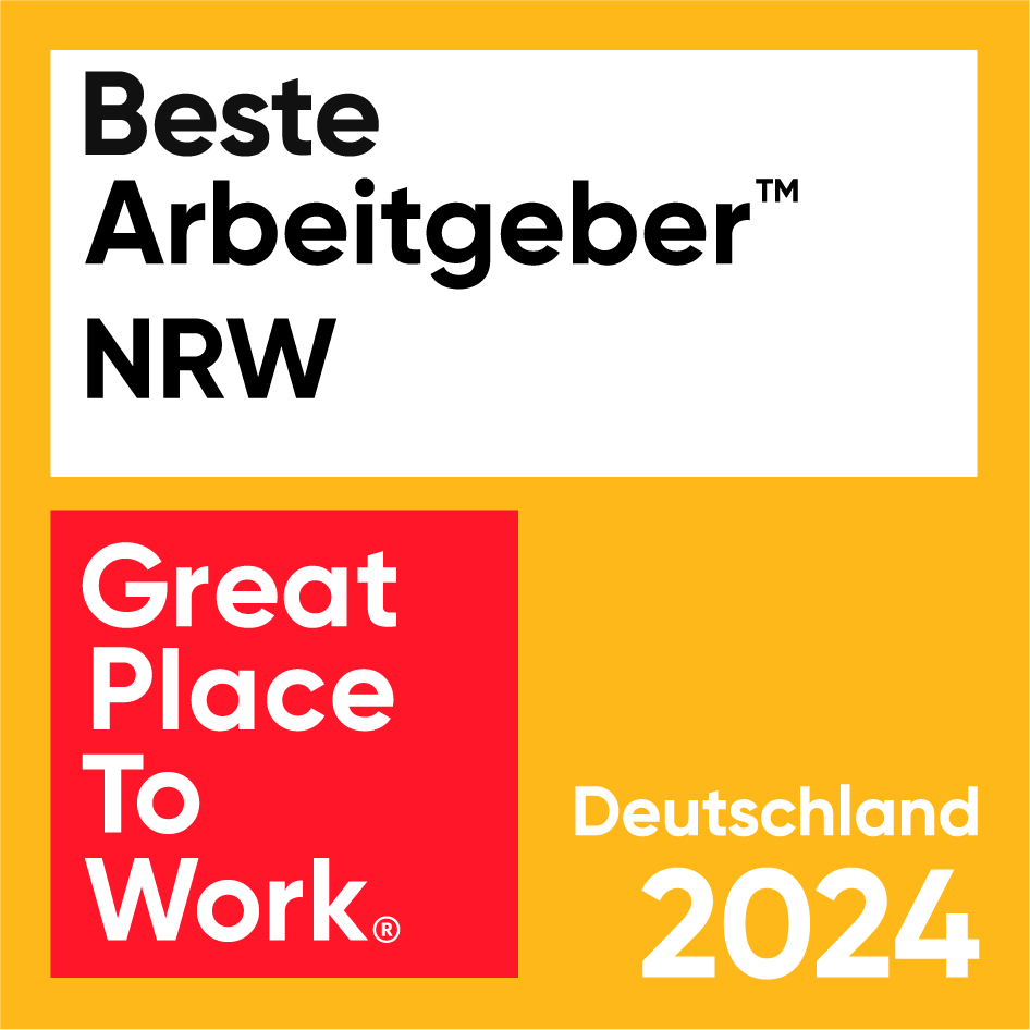 Auszeichnung ‚Beste Arbeitgeber NRW‘ von Great Place to Work Deutschland 2024 auf orangenem Hintergrund