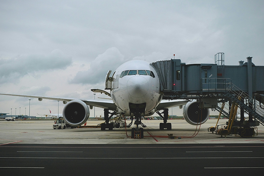 Ein Flugzeug steht zum Boarding am Flughafen.