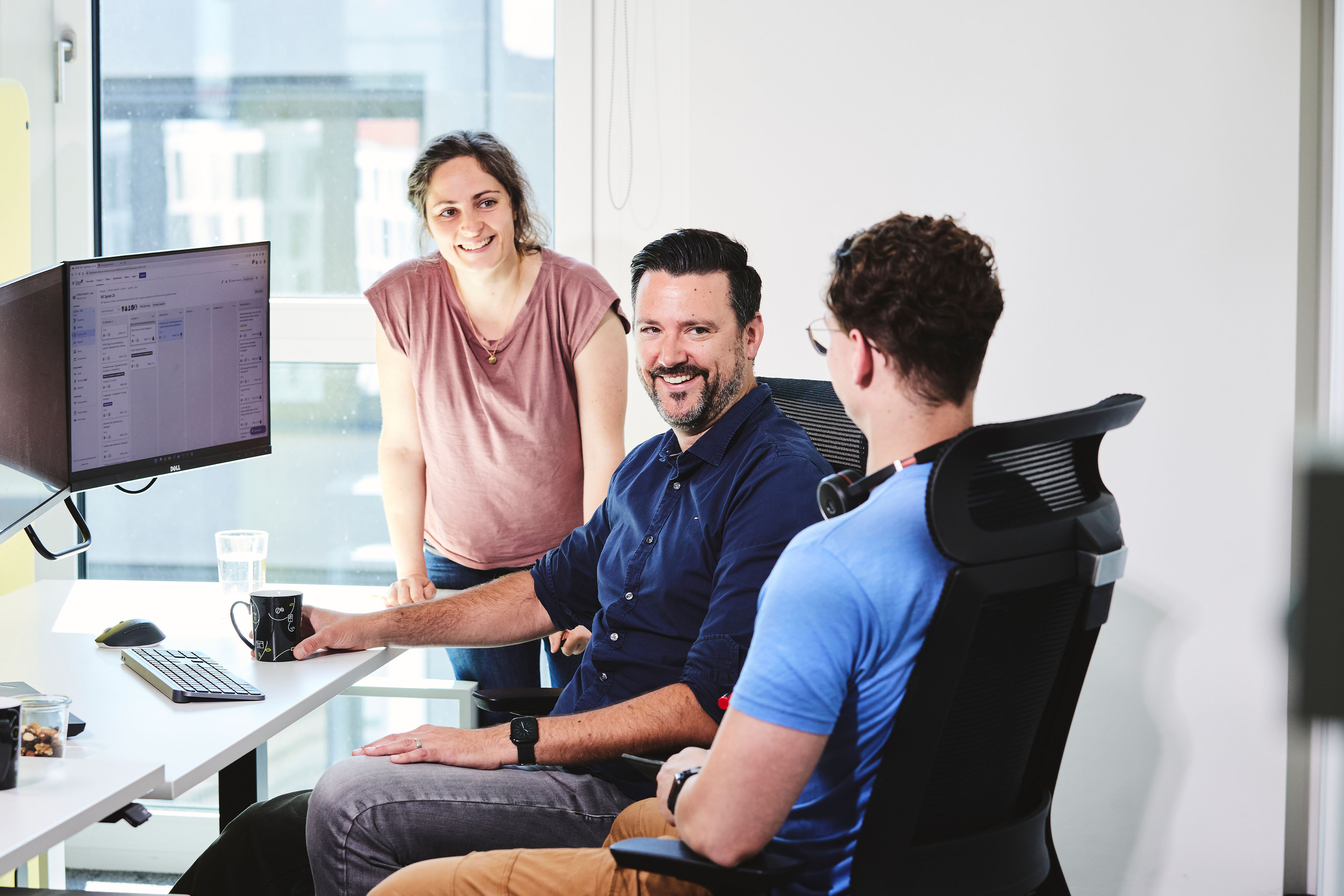 Drei lise-Mitarbeiter*innen besprechen gemeinsam am Computer die neuen Bewerber*innen 