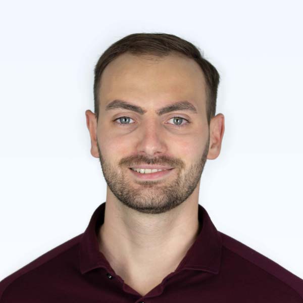 Foto eines grinsenden UX Designers in schwarzem ordentlichen Hemd