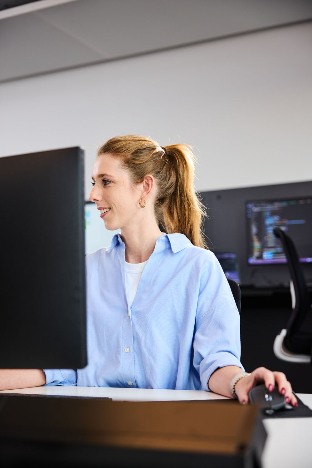 Eine lise-Entwicklerin arbeitet am Computer um Workflows in der Cloud zu automatisieren