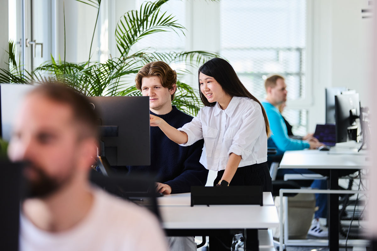 In einem hellen Raum entwickeln mehrere lise-Mitarbeiter erste Prototypen auf Computern