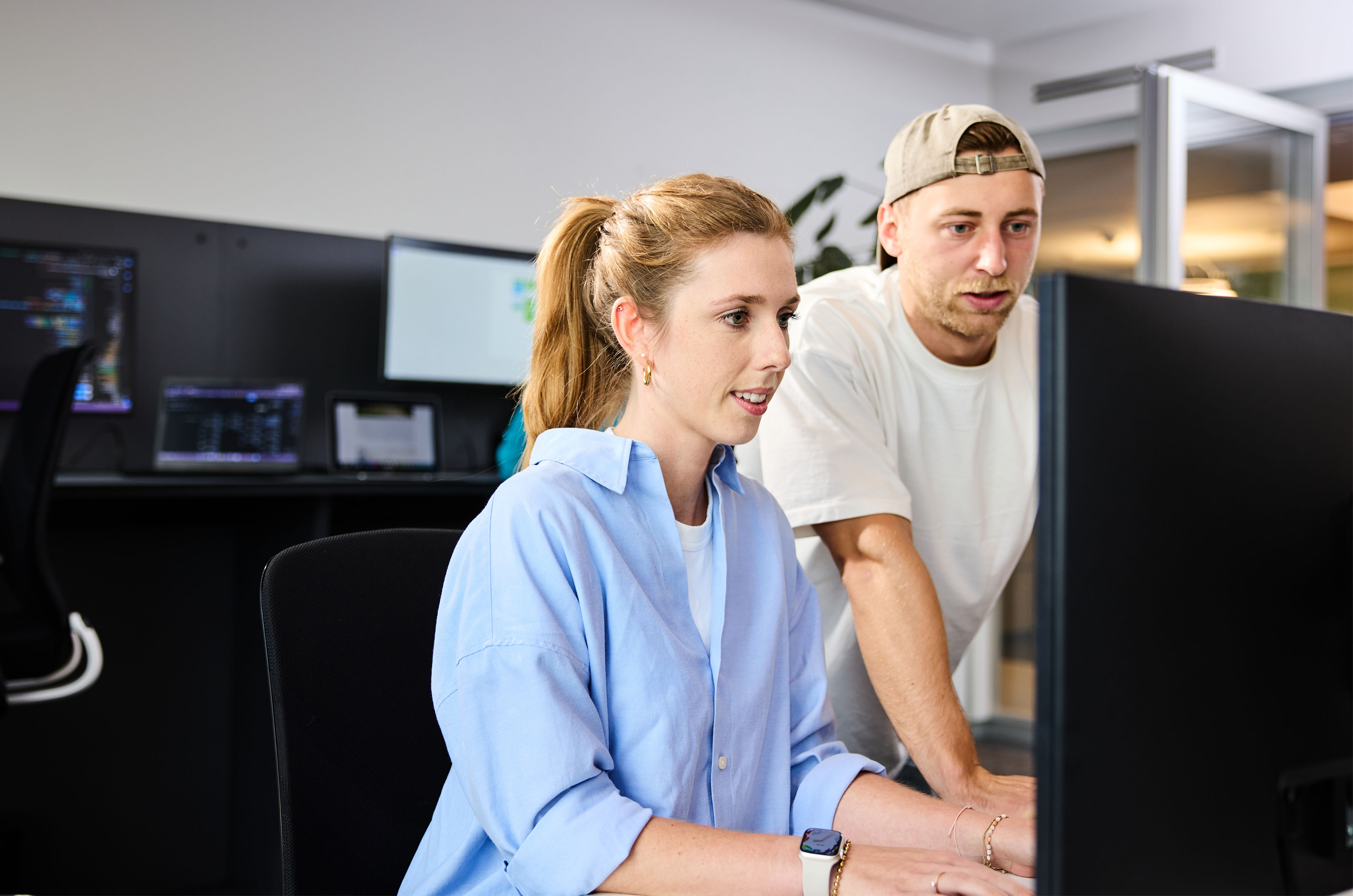 Zwei lise-Entwickler besprechen neue Innovationen am Computer