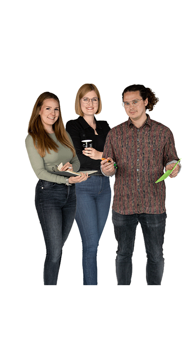 Drei lise-Mitarbeiter halten jeweils entweder eine Tasse, einen Zettel und Stift oder ein Notizbuch in der Hand, und gucken in die Kamera