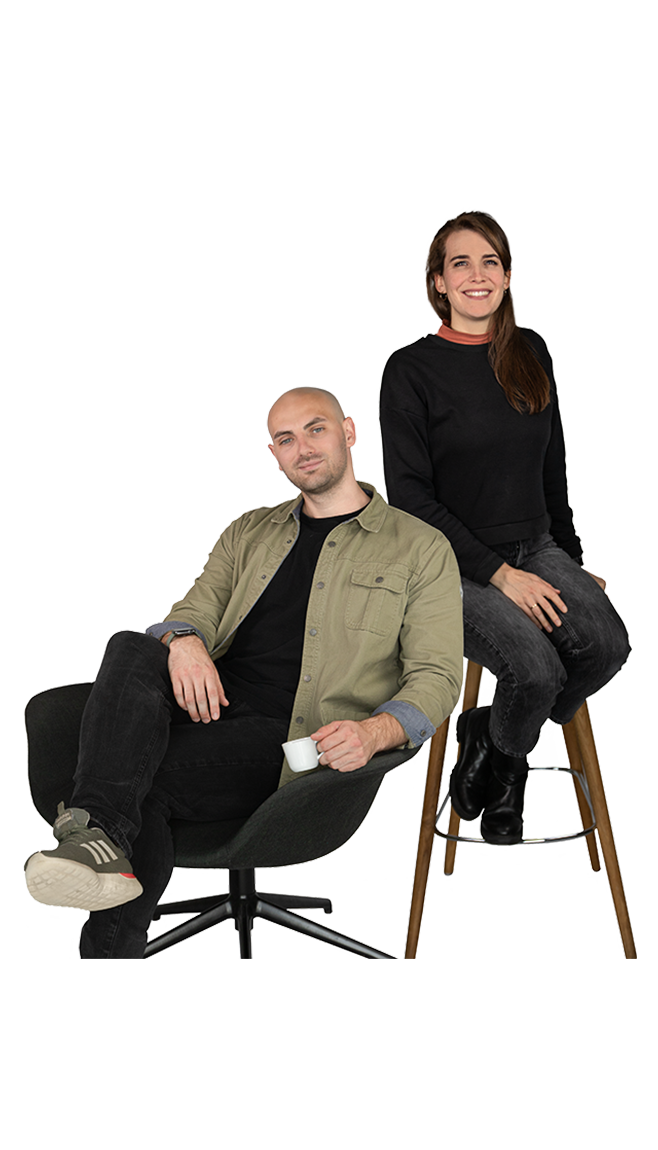 Zwei lise-Entwickler*innen sitzen jeweils auf einem Stuhl und gucken entspannt in die Kamera